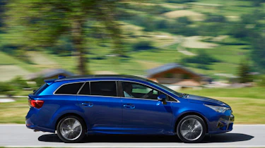 Toyota Avensis Touring Sports - side panning