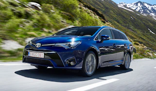 Toyota Avensis Touring Sports - front action