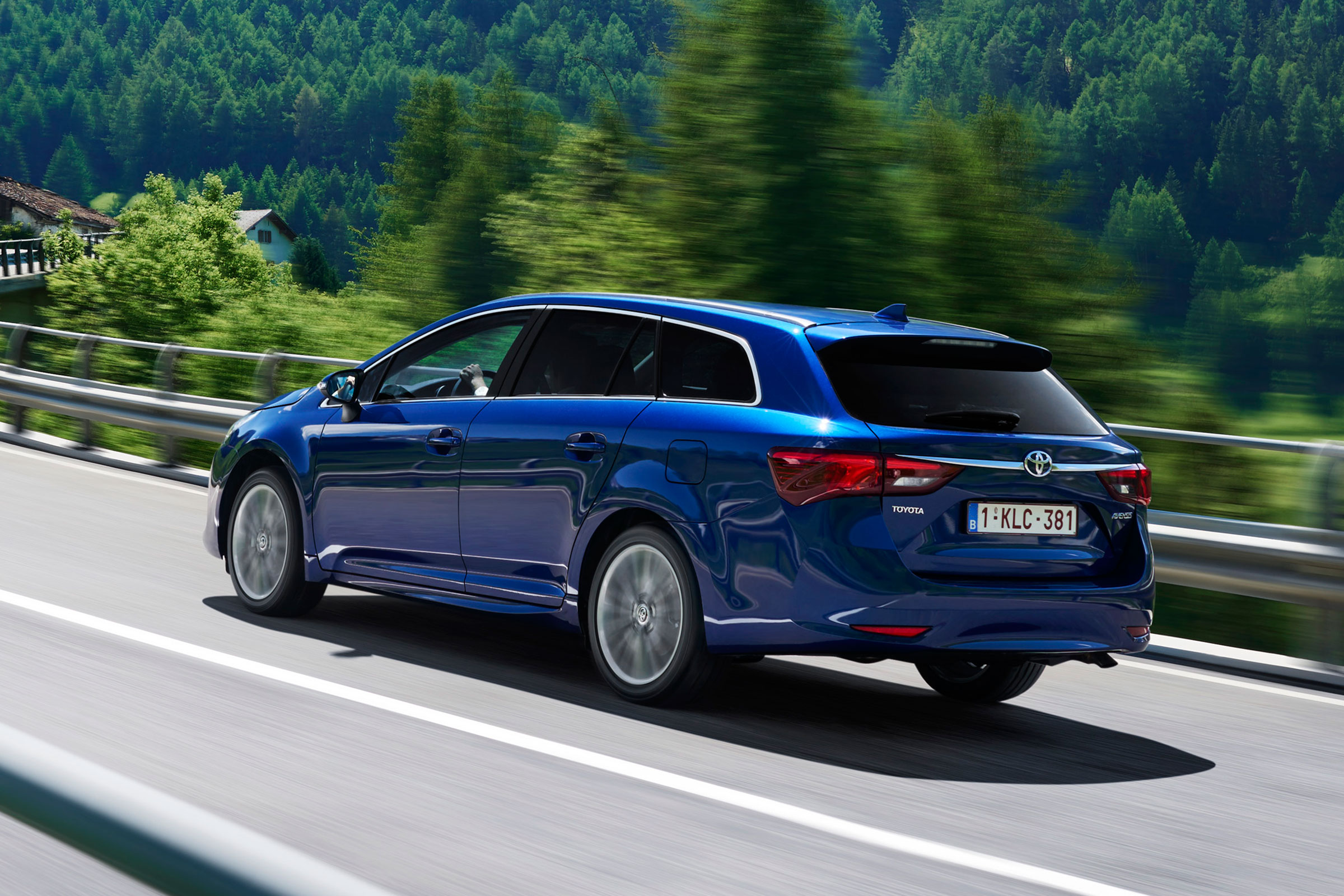 Toyota Avensis Touring Sports - rear driving