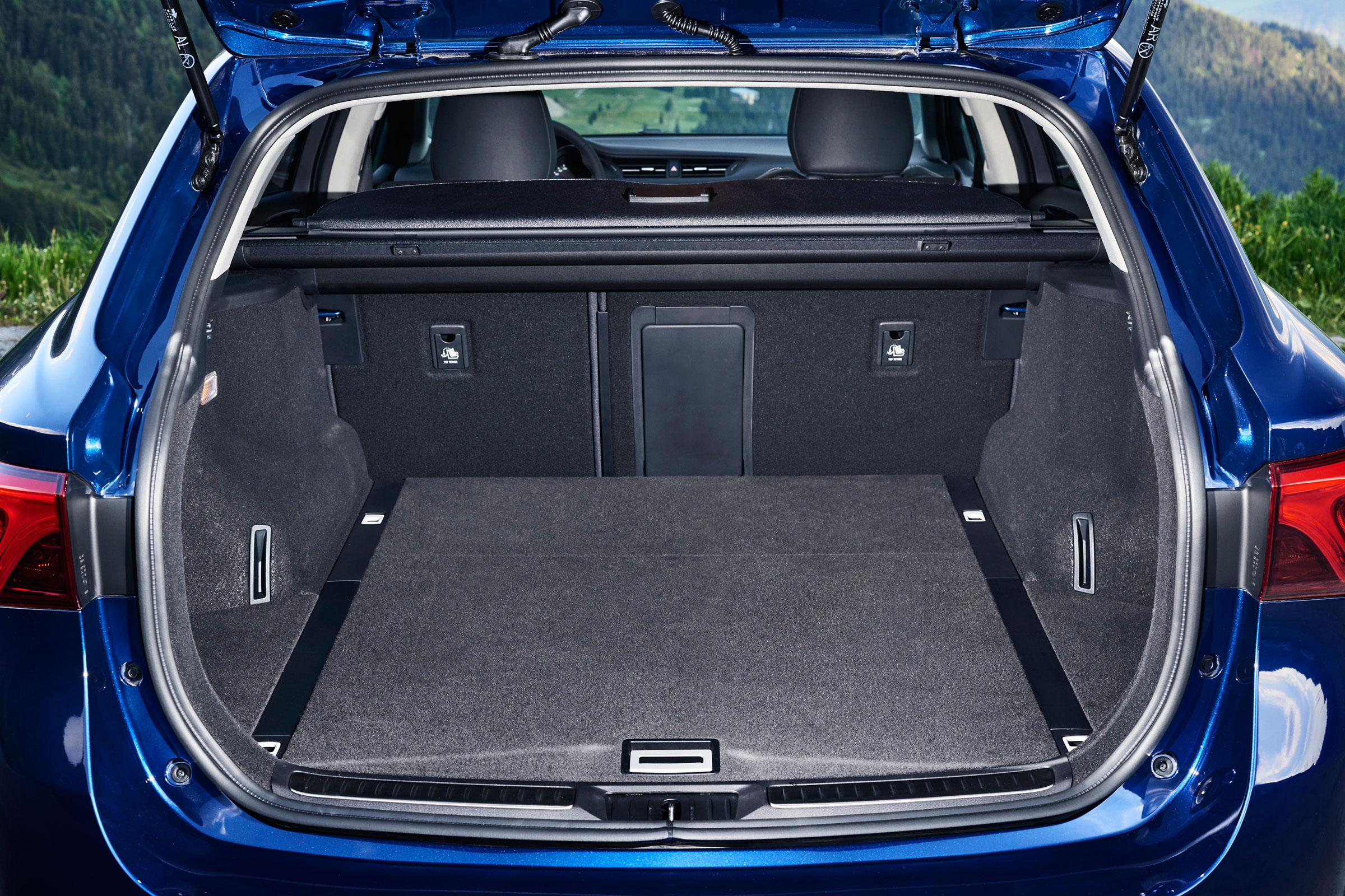 Toyota Avensis Touring Sports - boot