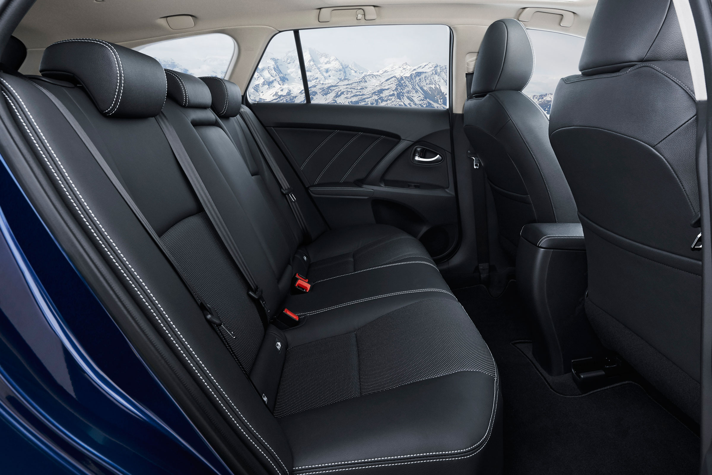 Toyota Avensis Touring Sports - rear seats
