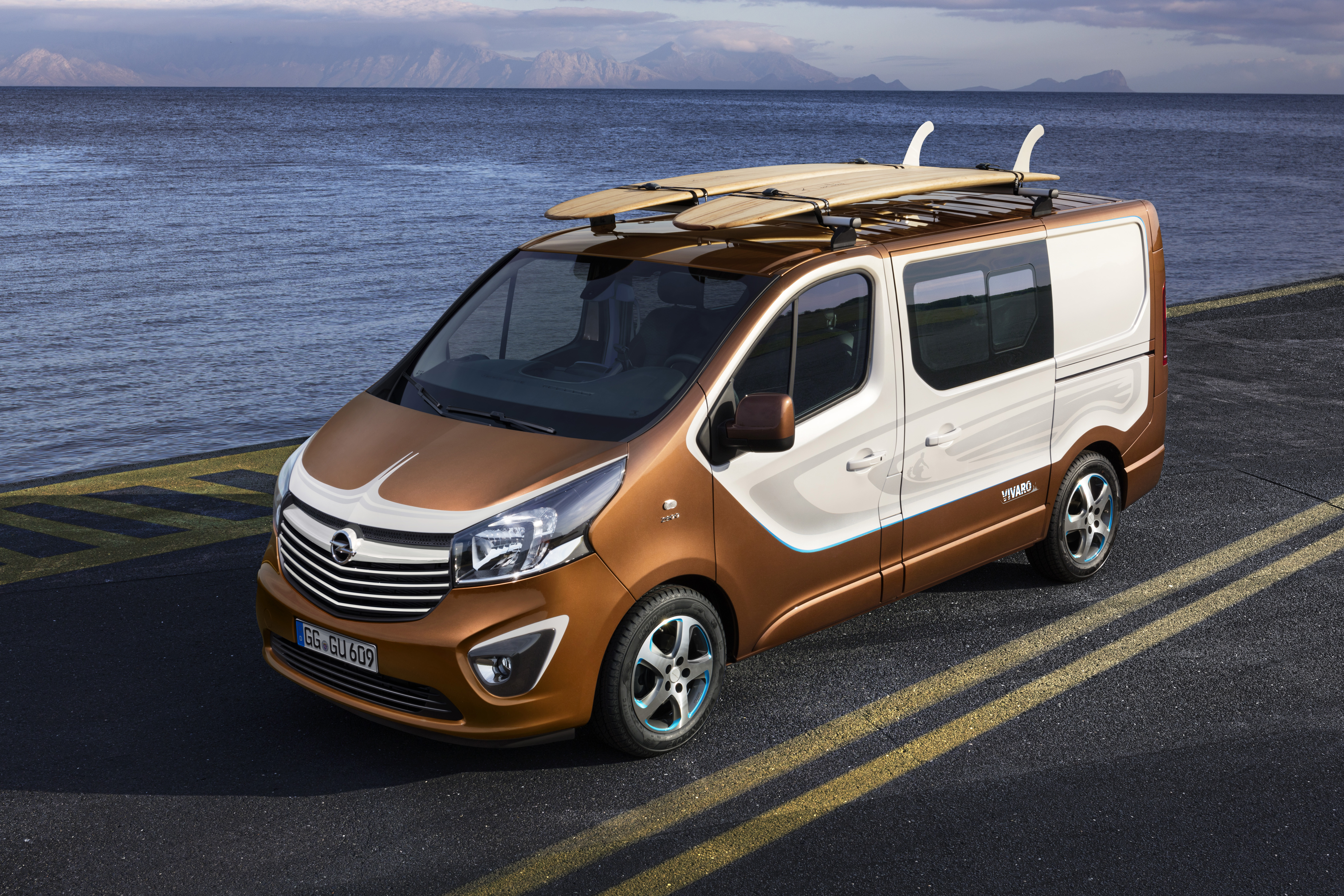 Vauxhall Vivaro Surf Concept - front three quarter