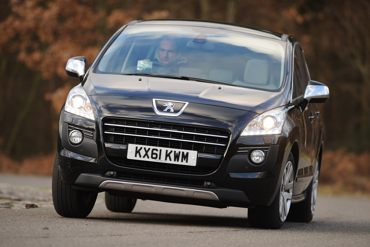 Peugeot 3008 front cornering