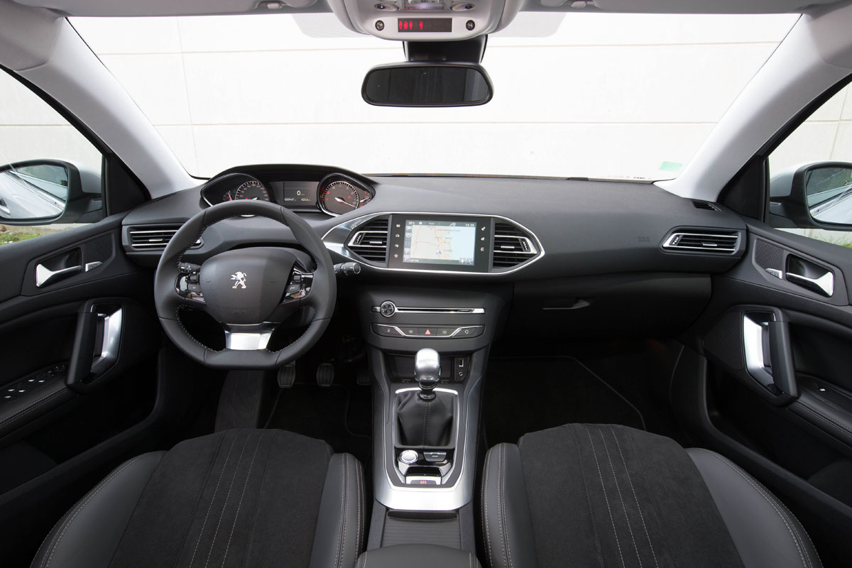 Peugeot-308-SW-estate-interior