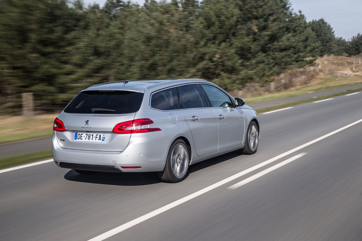 Peugeot-308-SW-BlueHDi-rear-track