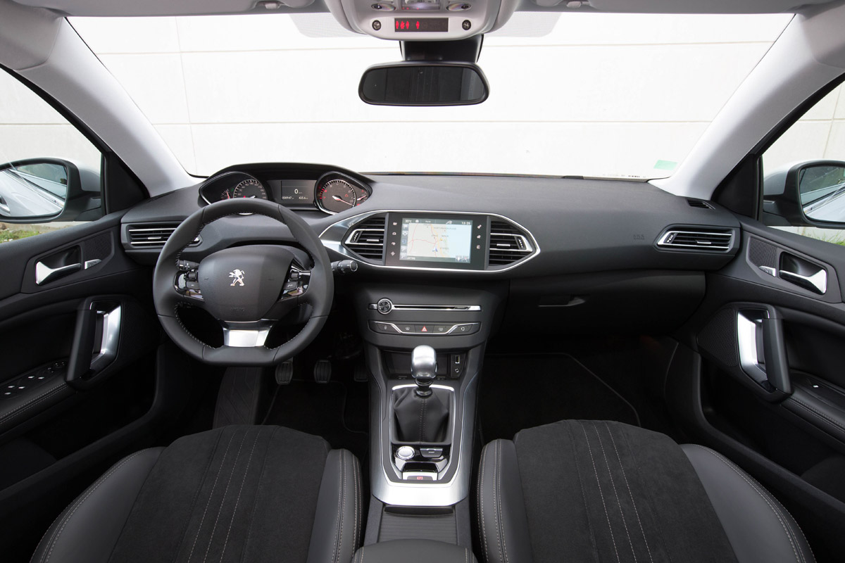 Peugeot-308-SW-BlueHDi-interior