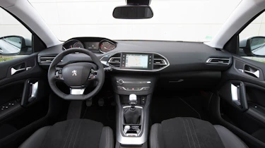 Peugeot-308-SW-BlueHDi-interior
