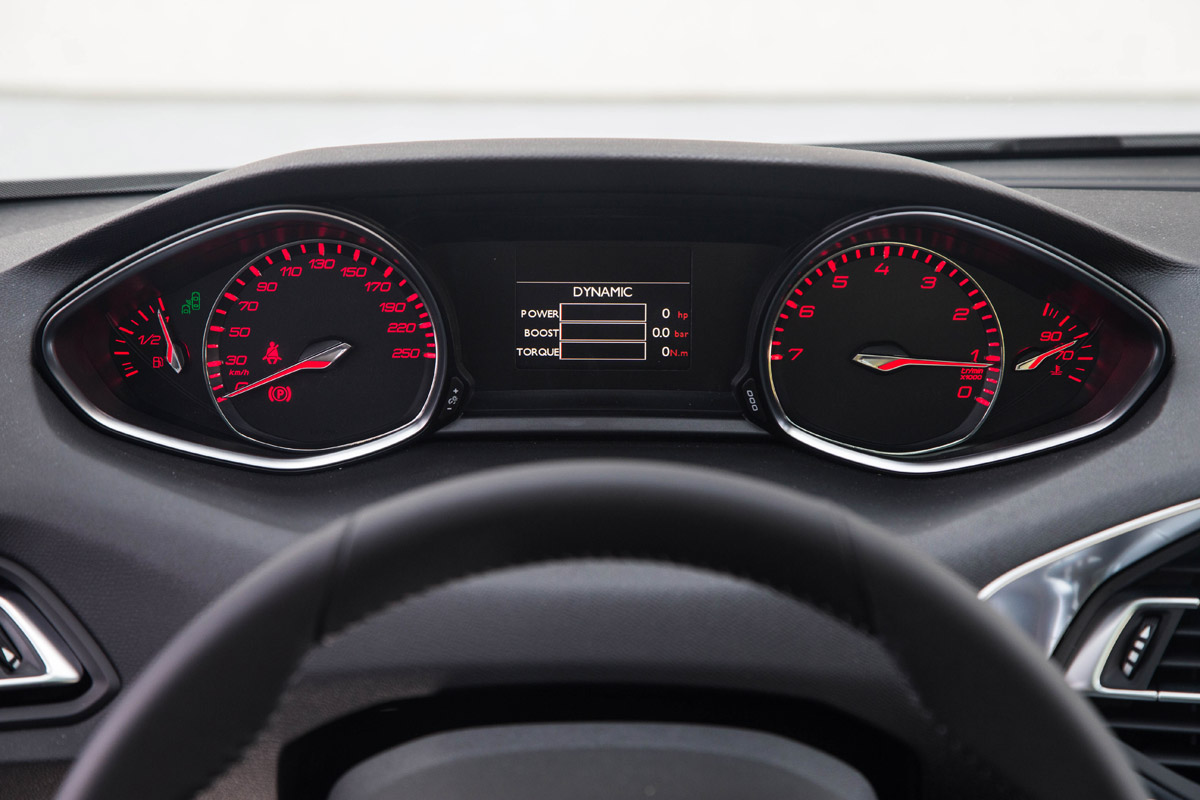 Peugeot-308-SW-BlueHDi-dashboard