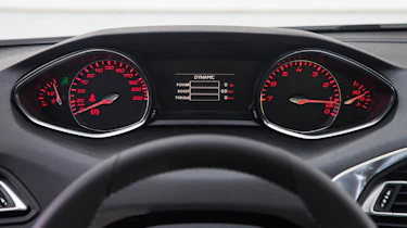 Peugeot-308-SW-BlueHDi-dashboard