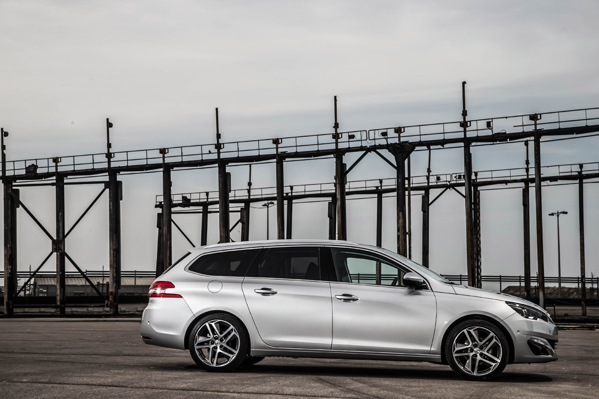 Peugeot-308-SW-BlueHDi-side