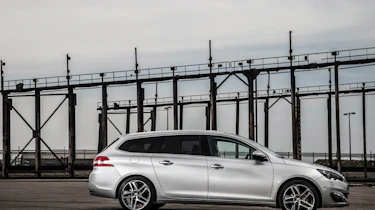 Peugeot-308-SW-BlueHDi-side