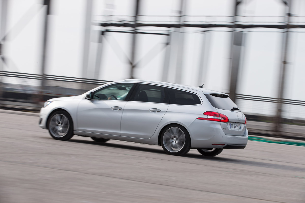 Peugeot-308-SW-BlueHDi-rear