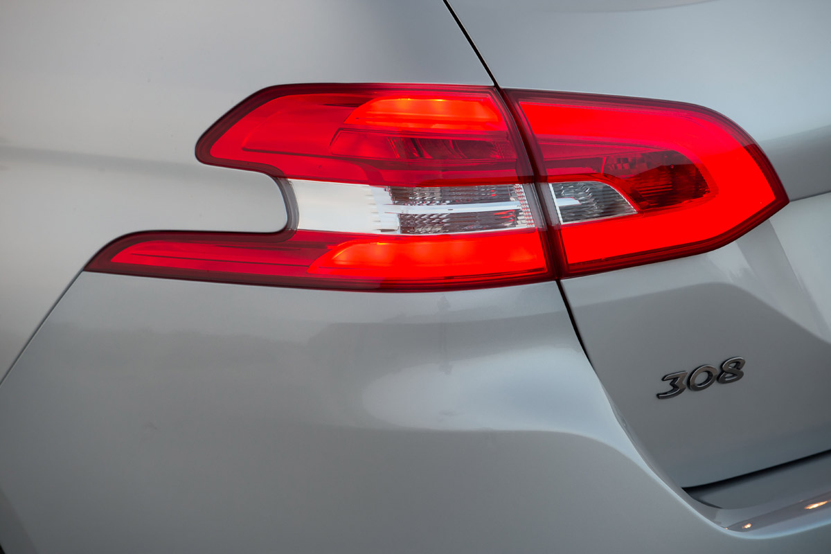 Peugeot-308-SW-BlueHDi-light