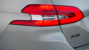 Peugeot-308-SW-BlueHDi-light