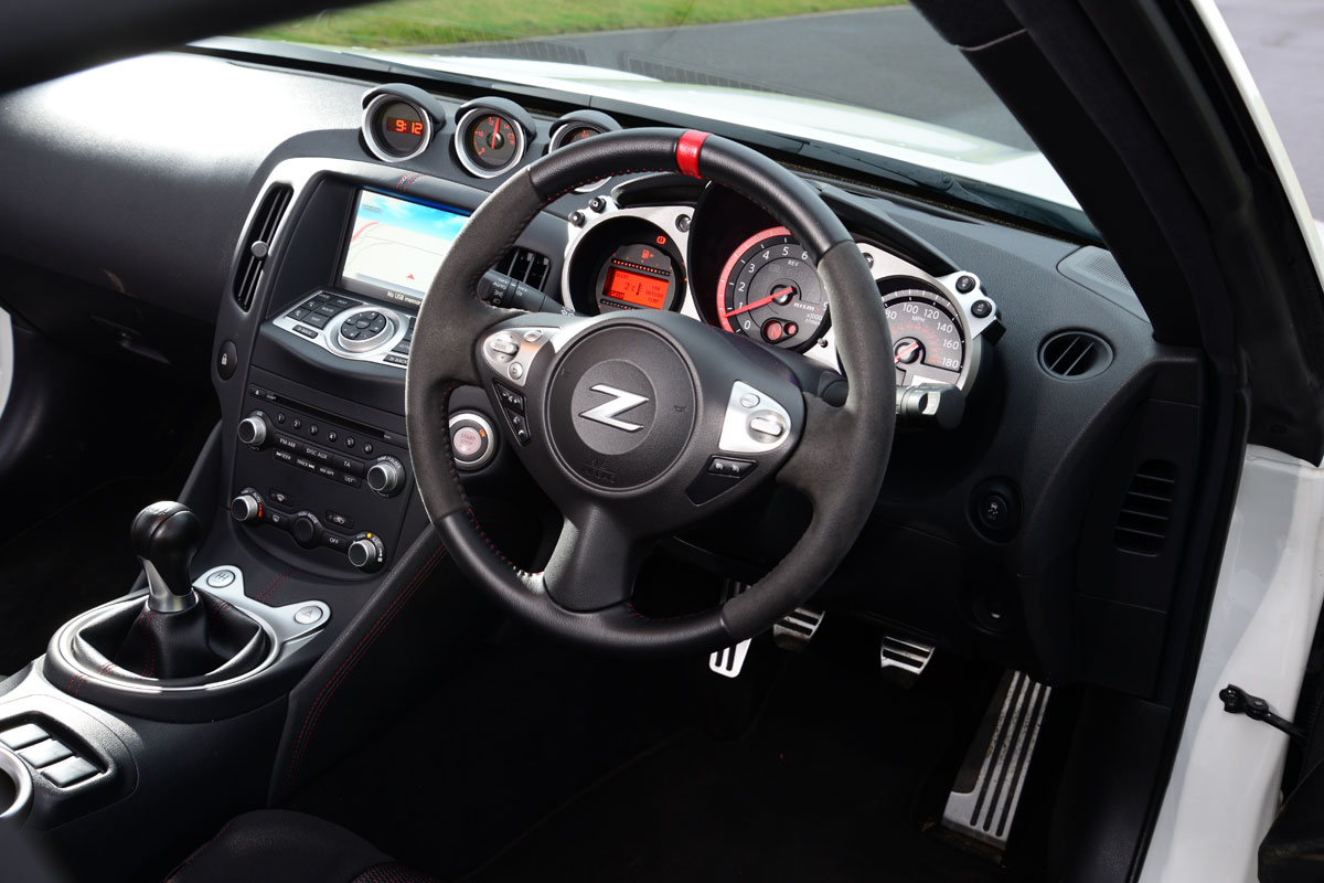 Nissan 370Z Nismo interior 