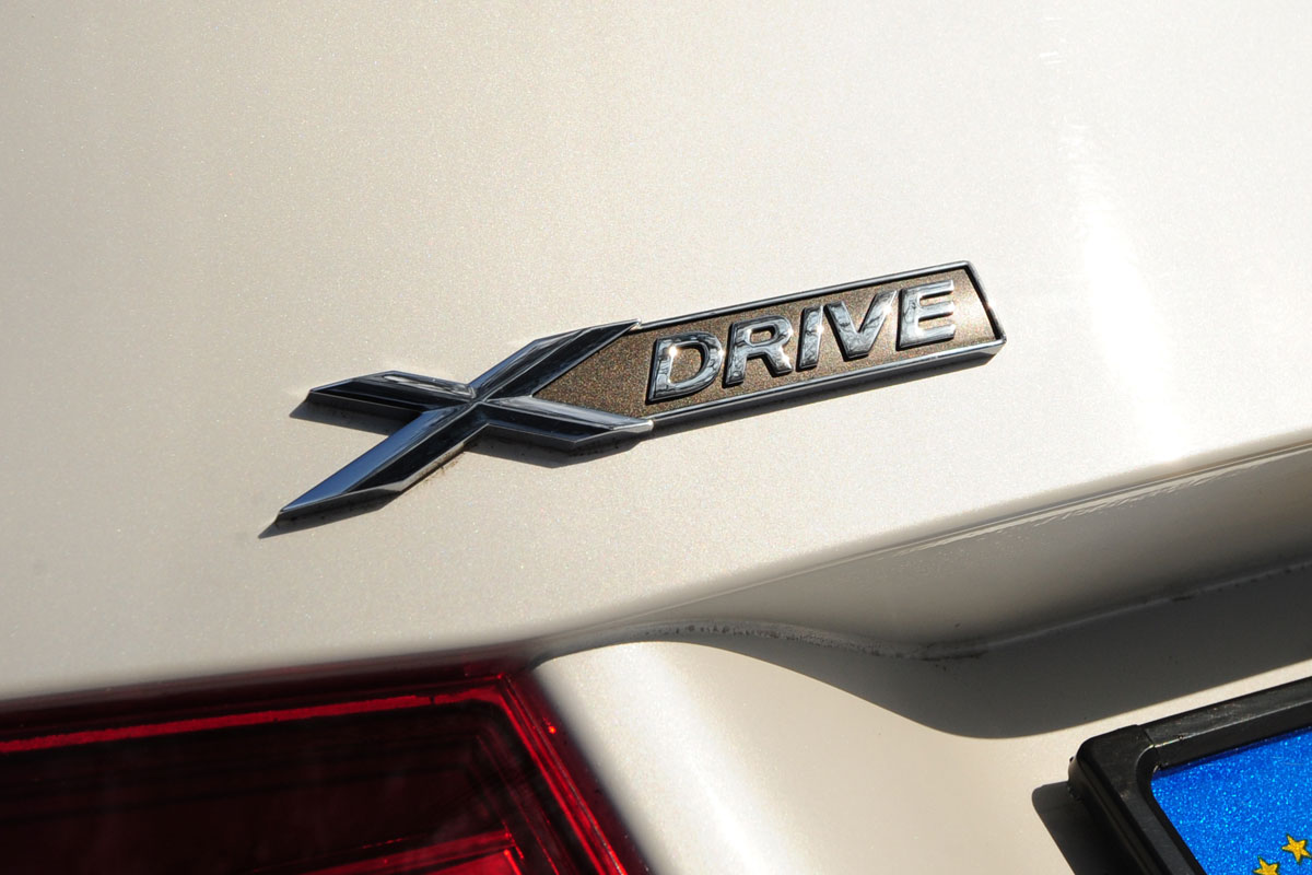 BMW 320i xDrive badge