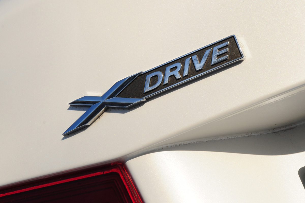 BMW 320i xDrive badge