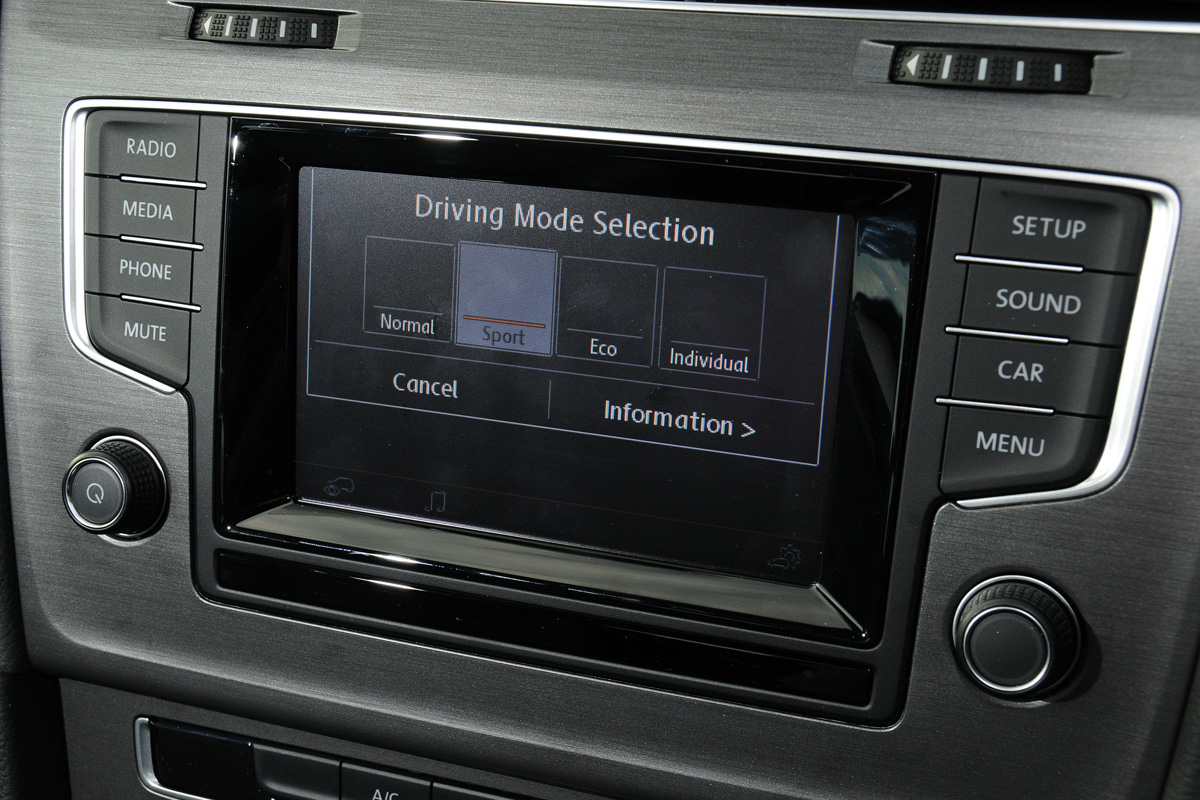 Volkswagen Golf 1.6 TDI SE interior screen