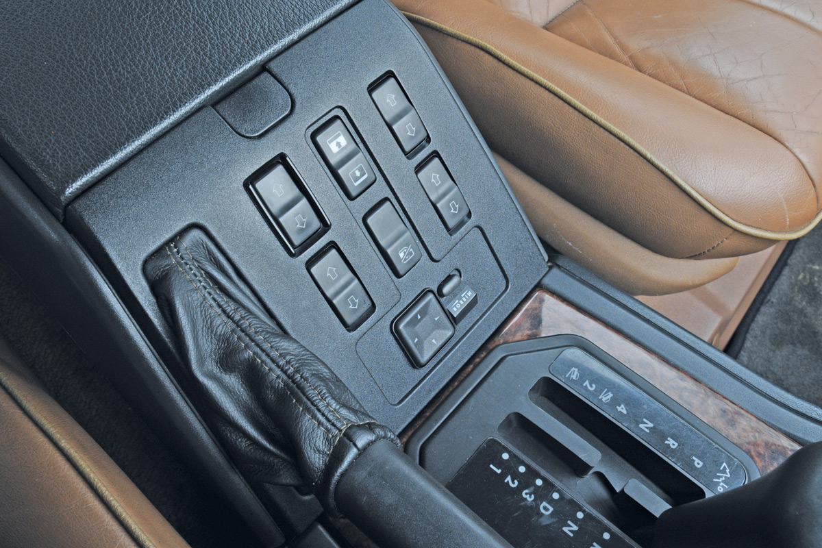 Range Rover MkII interior detail