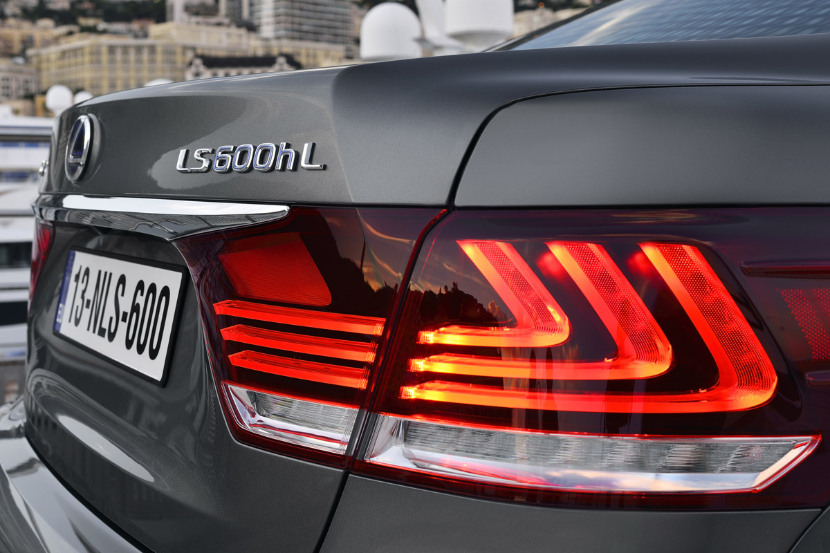 Lexus CT200h badge