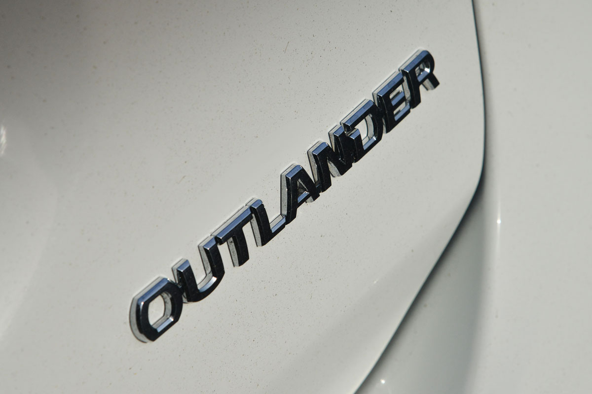 Mitsubishi Outlander badge