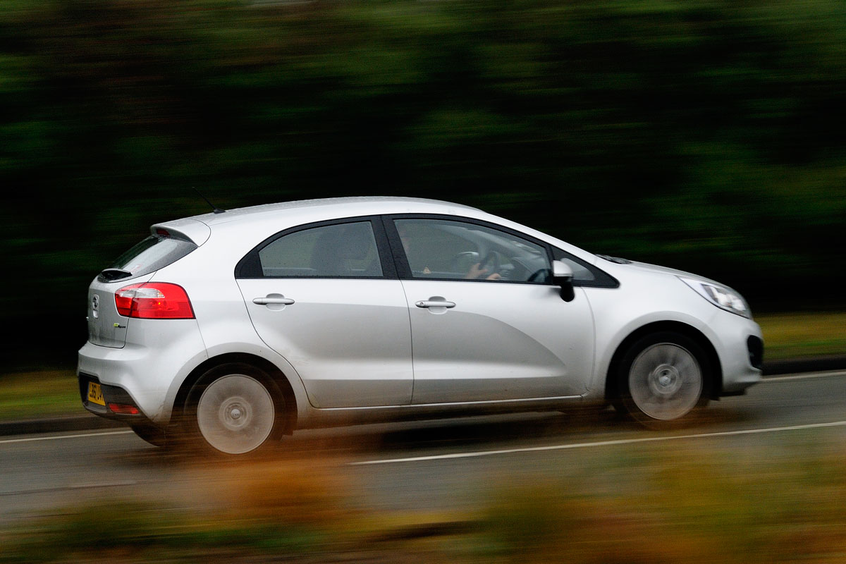 Kia Rio panning
