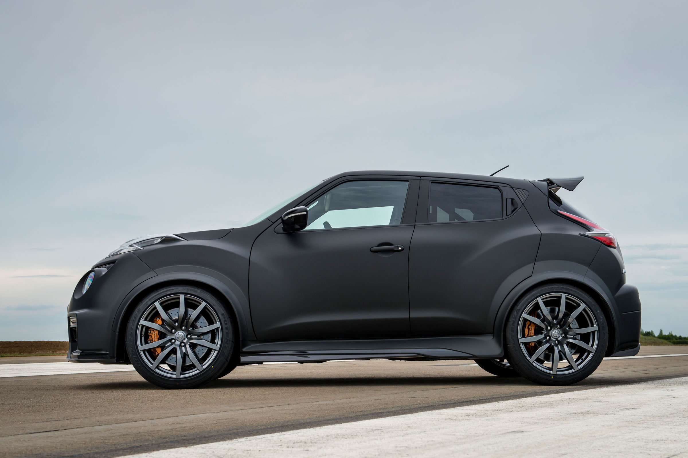 Nissan Juke-R side