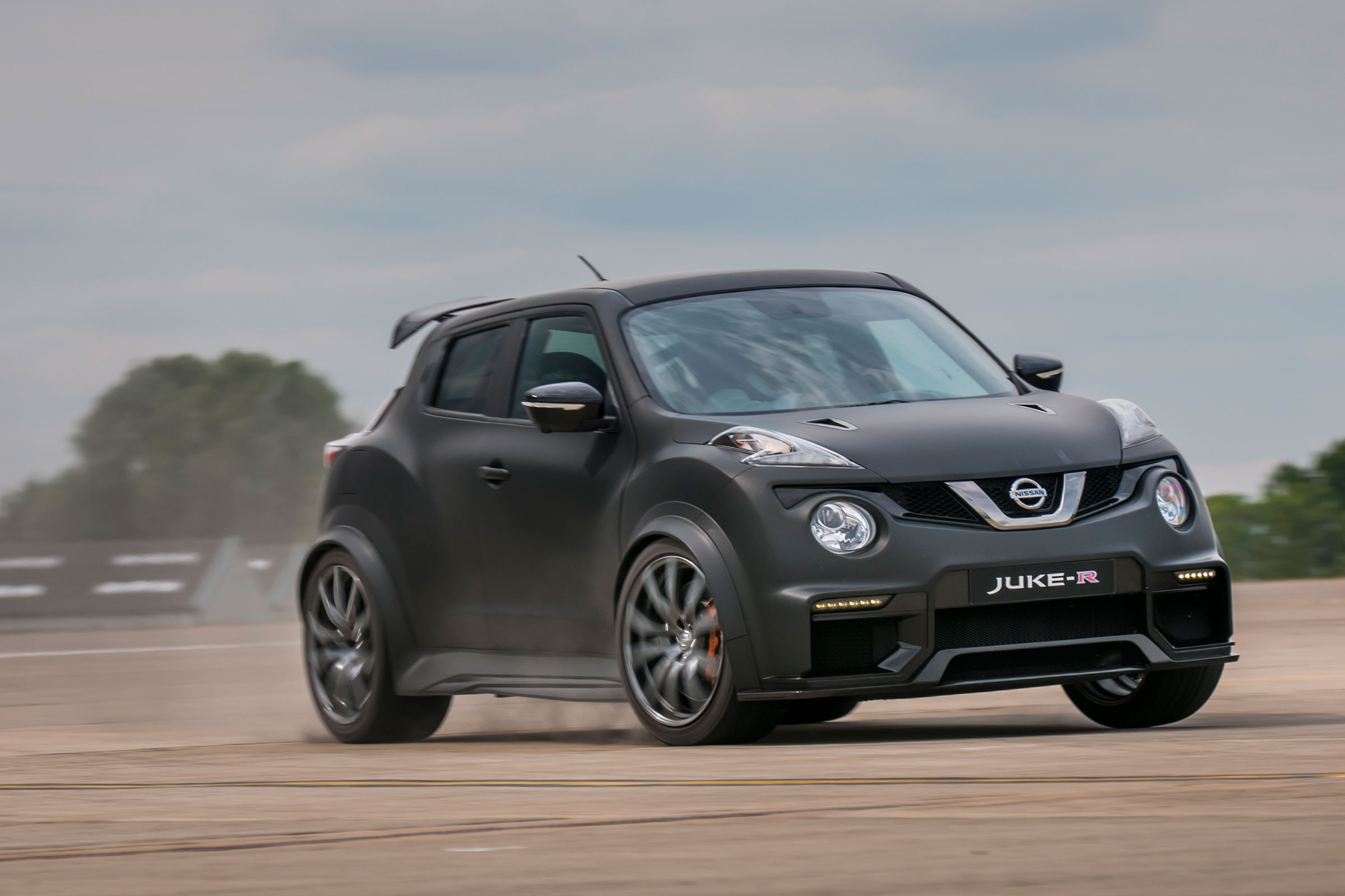 Nissan Juke-R handling