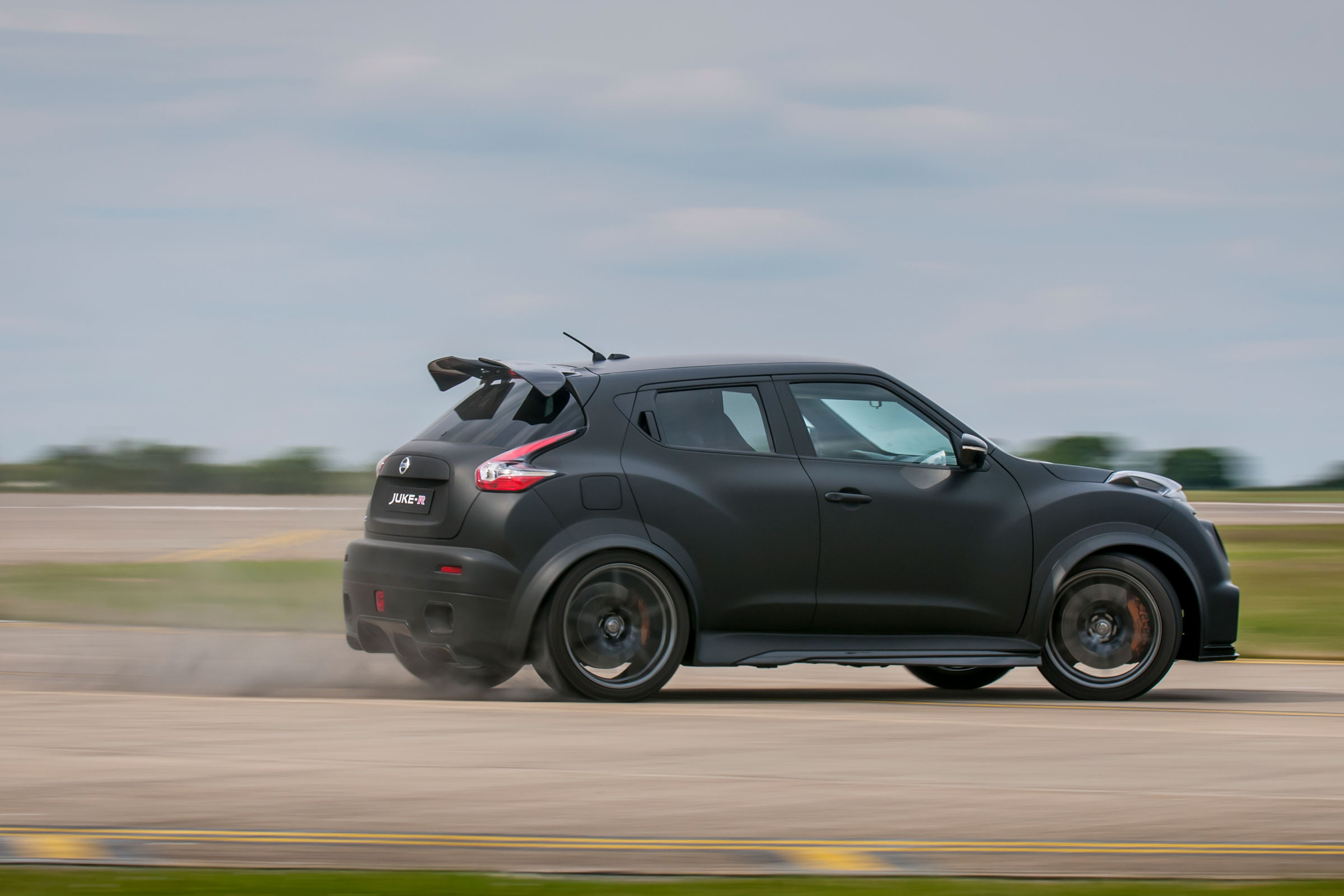 Nissan Juke-R side motion