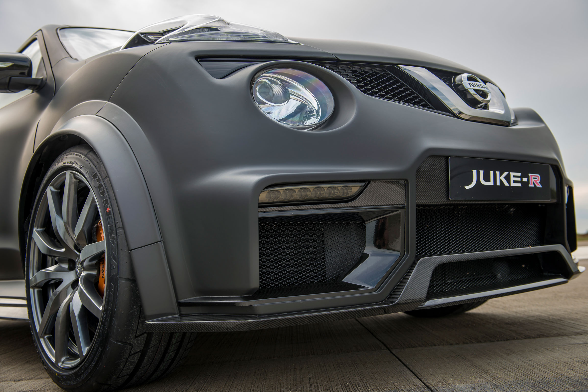 Nissan Juke-R front 1/4