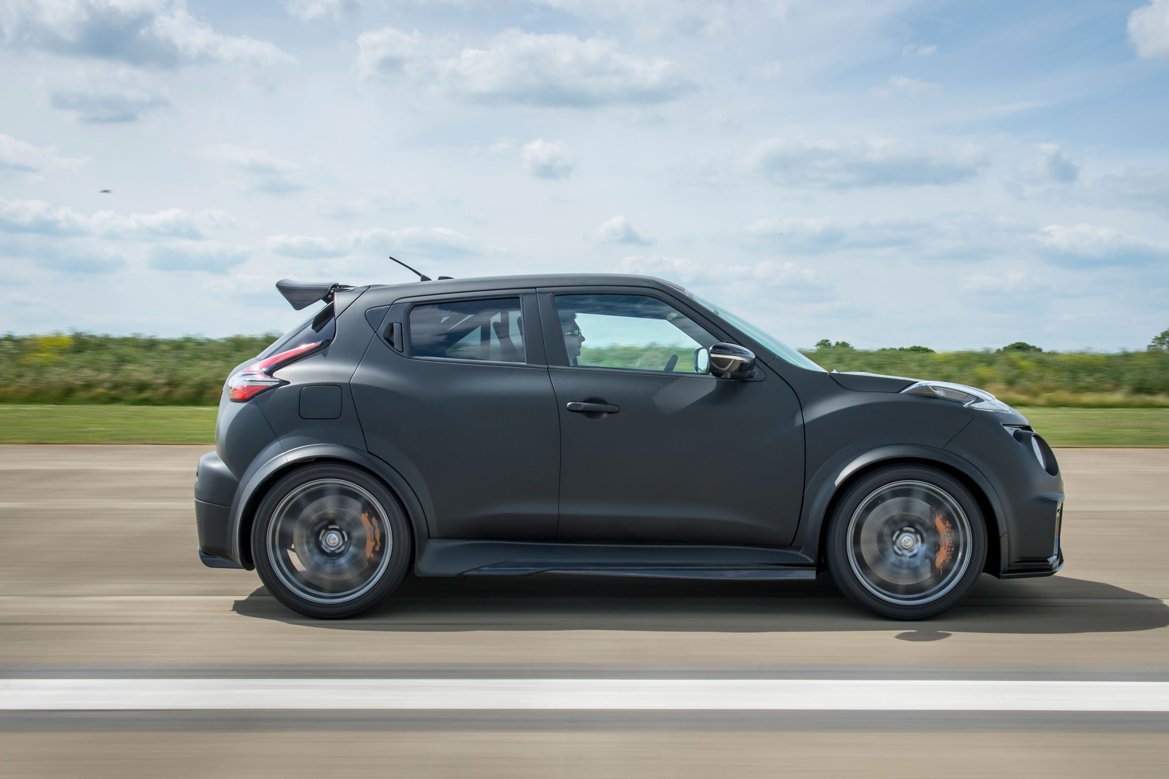 Nissan Juke-R side tracking