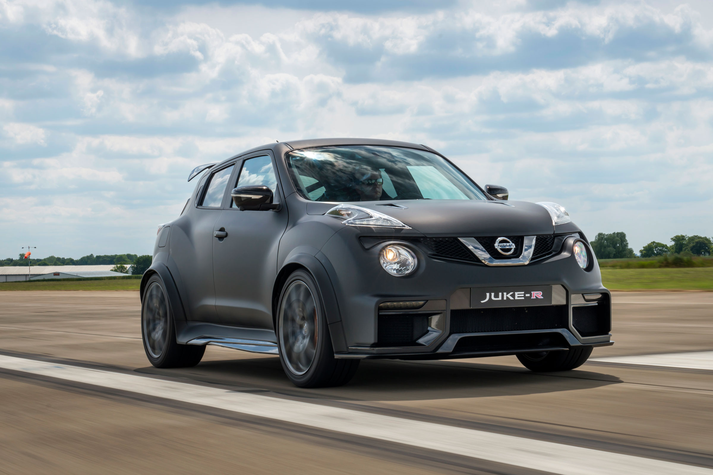 Nissan Juke-R front 3/4 tracking