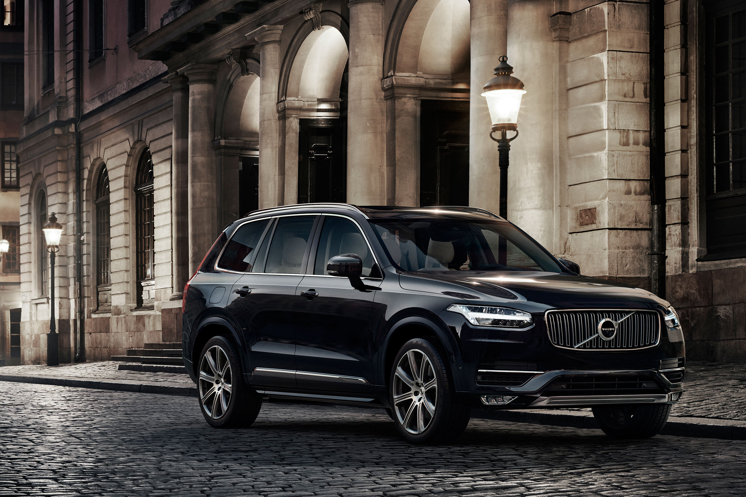 Volvo XC90 driving