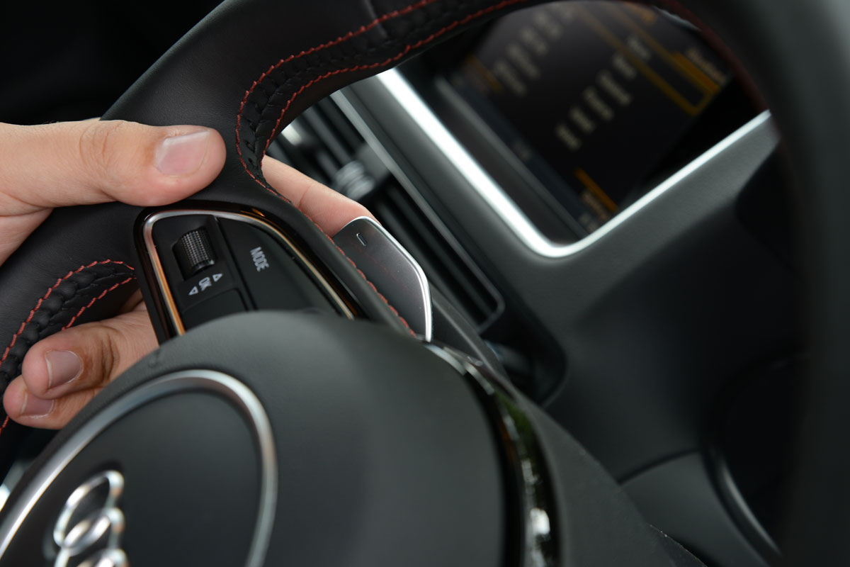 Audi SQ5 paddles