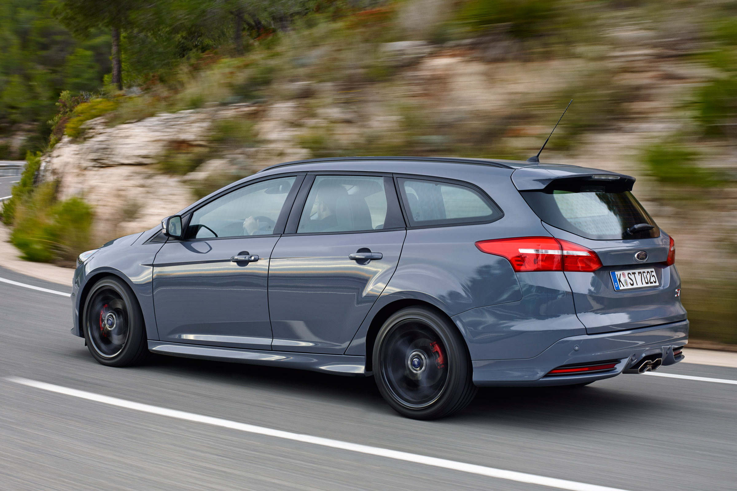 Ford Focus ST Estate 2015 action