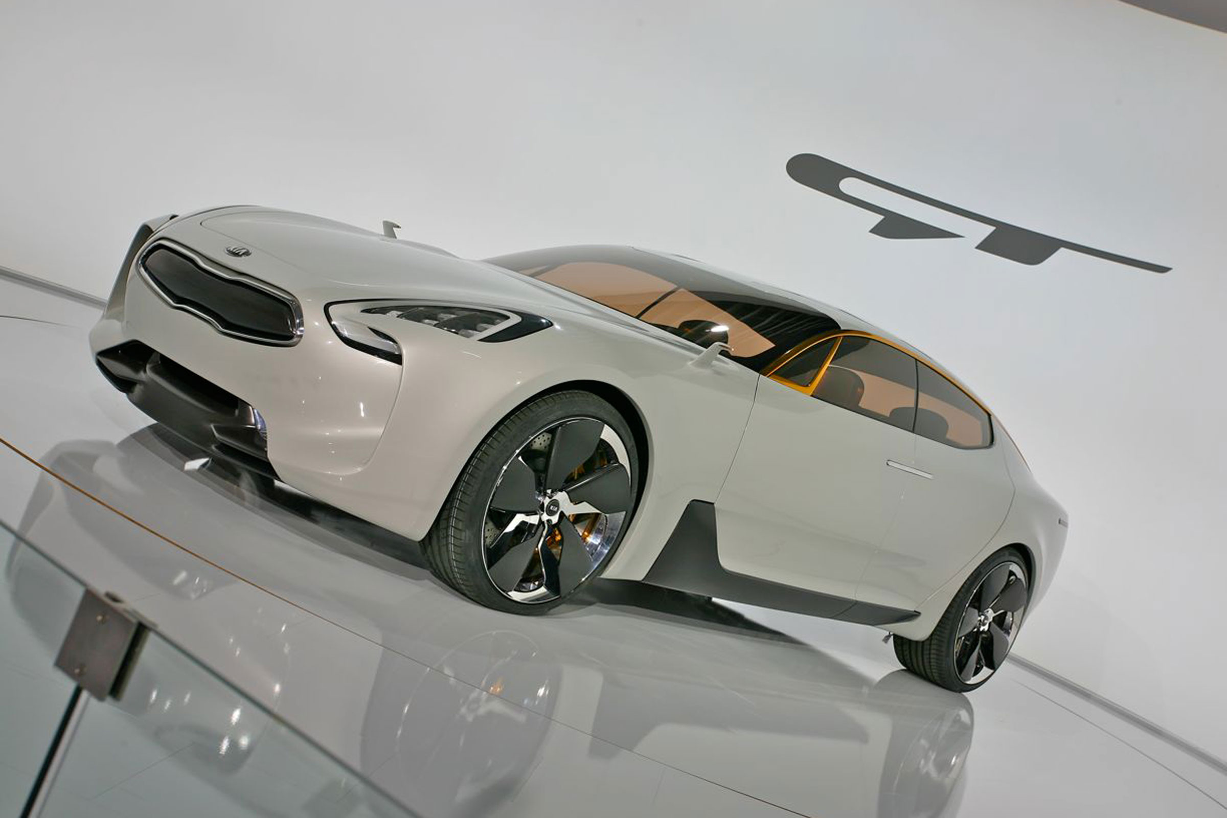 Kia GT concept - front 3/4