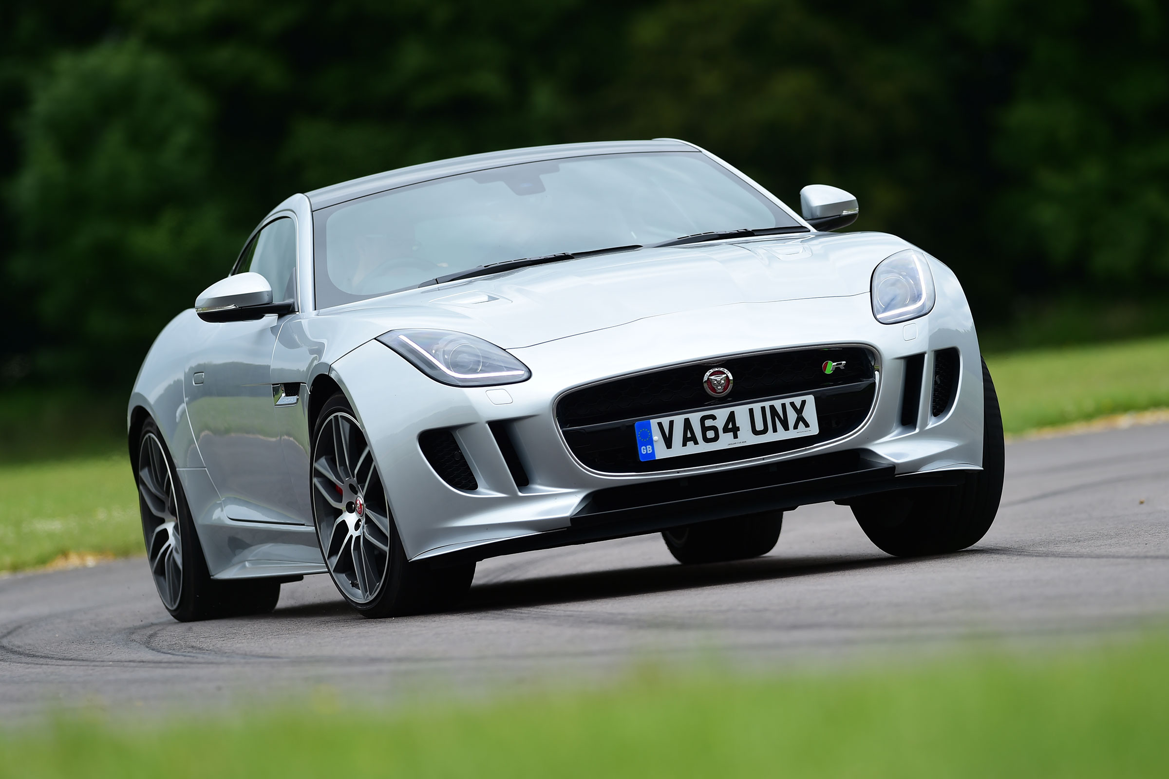 Jaguar F-Type R AWD - front cornering