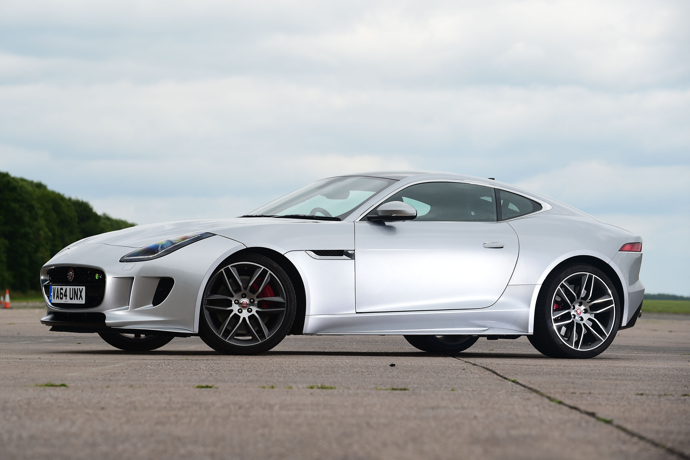 Jaguar F-Type R AWD - front static