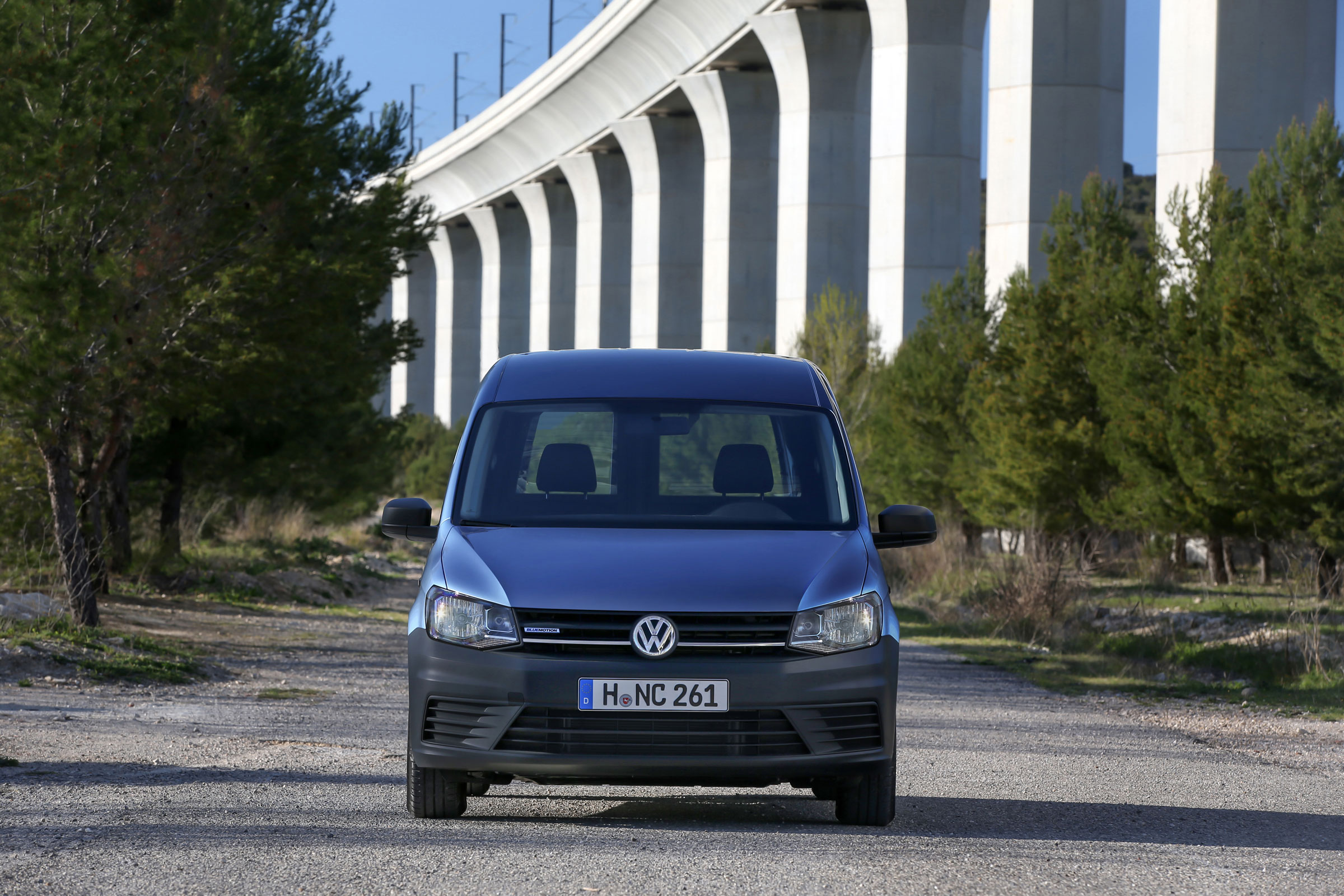 Volkswagen Caddy - head on
