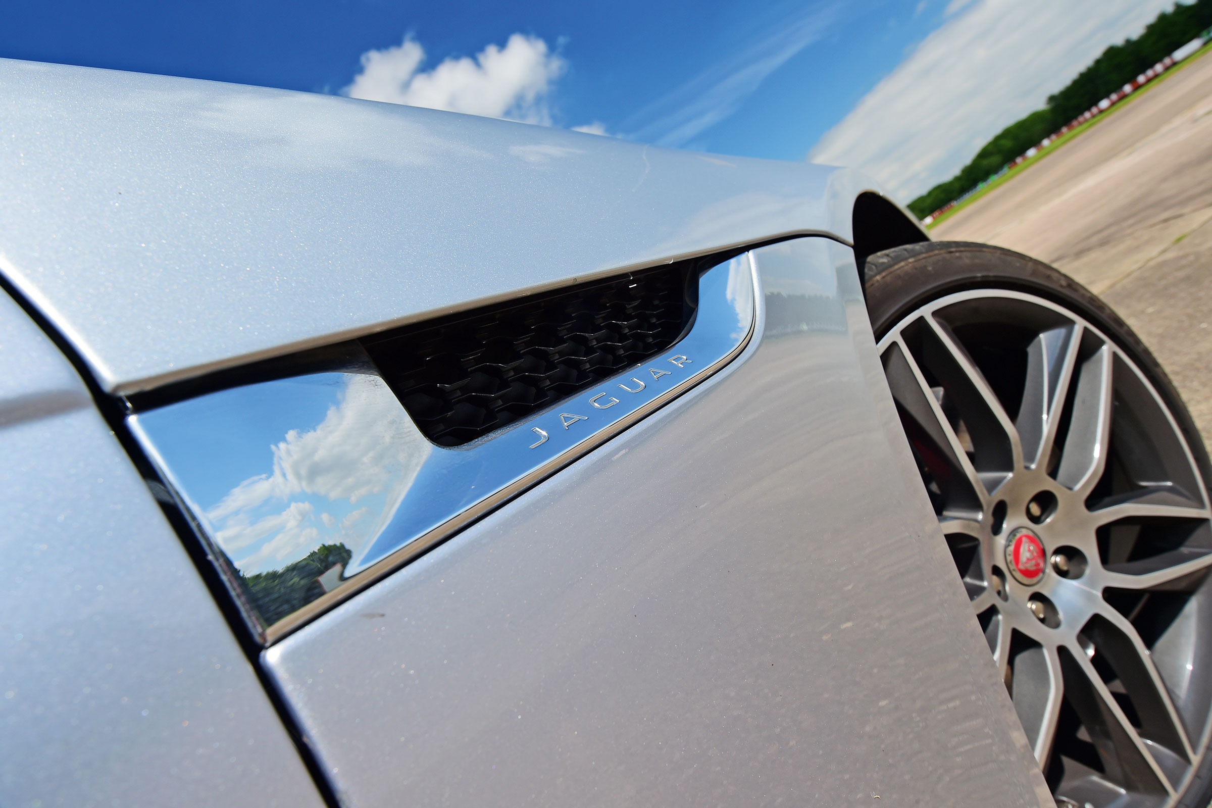 Jaguar F-Type R AWD - wing