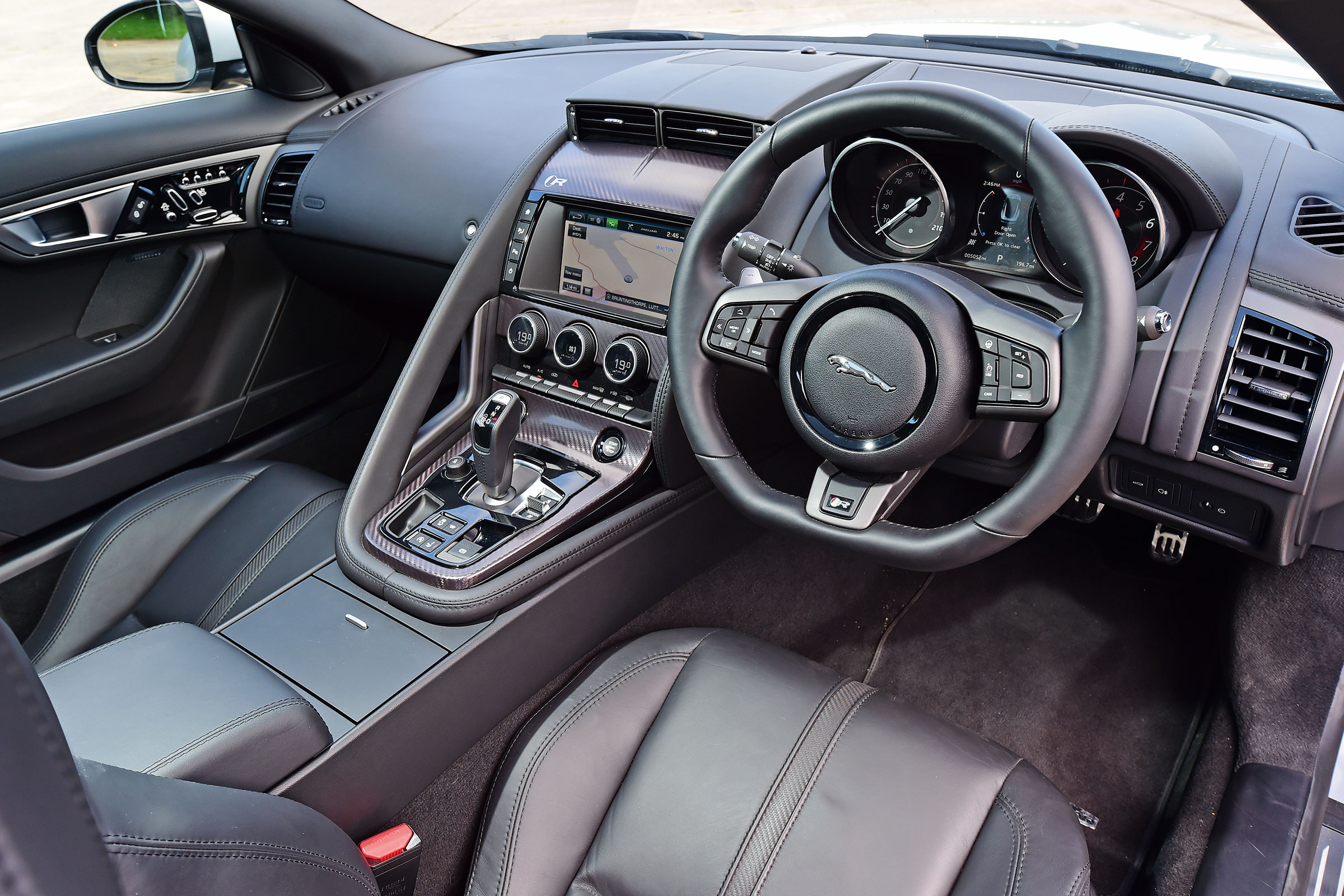 Jaguar F-Type R AWD - interior