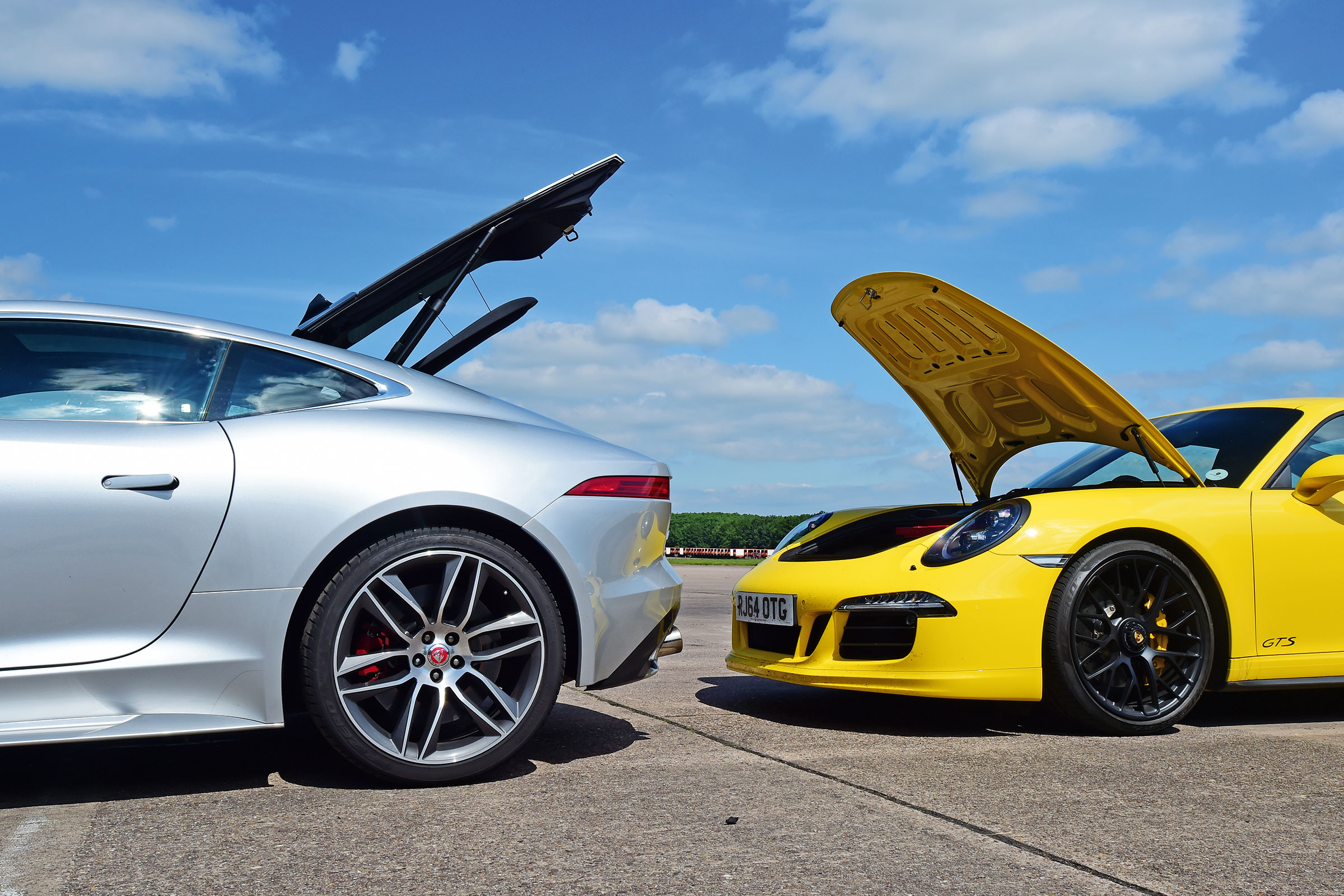 Jaguar F-Type R AWD vs Porsche 911 Carrera 4 GTS - boots