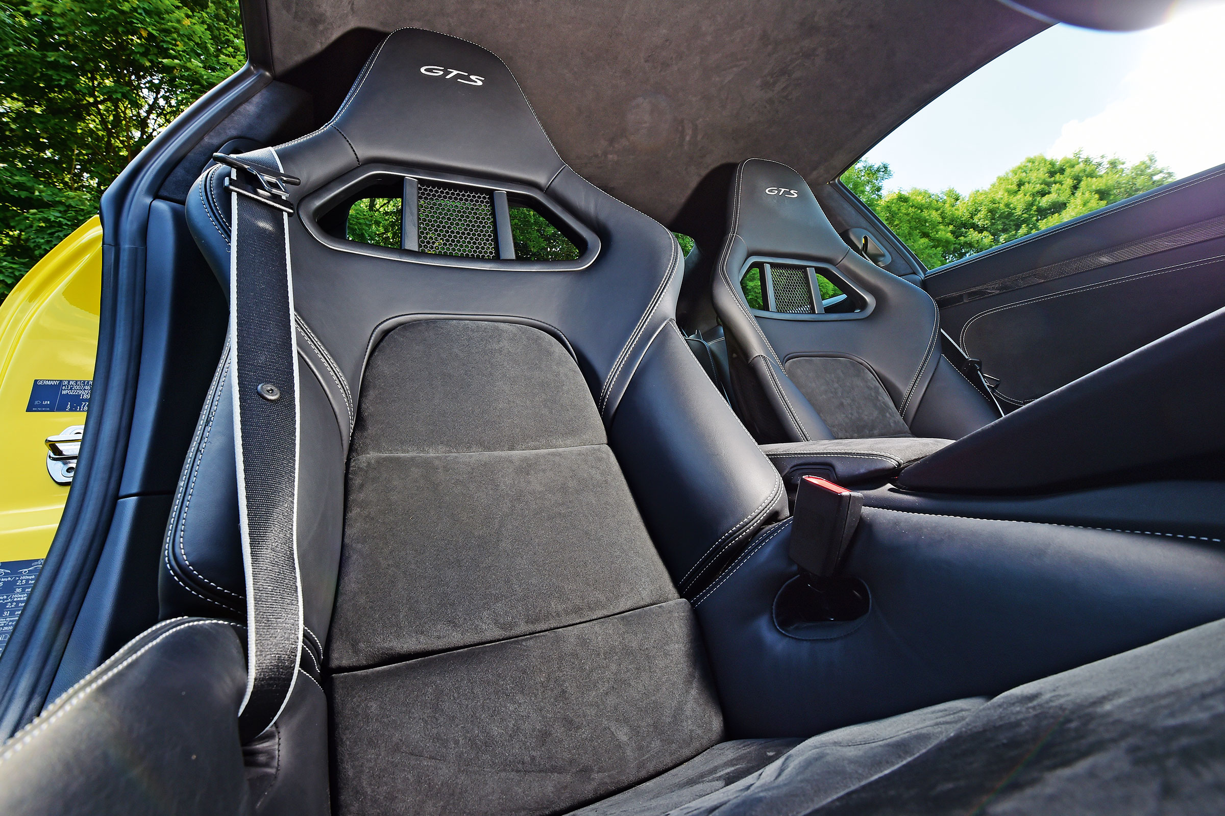 Porsche 911 Carrera 4 GTS - seats