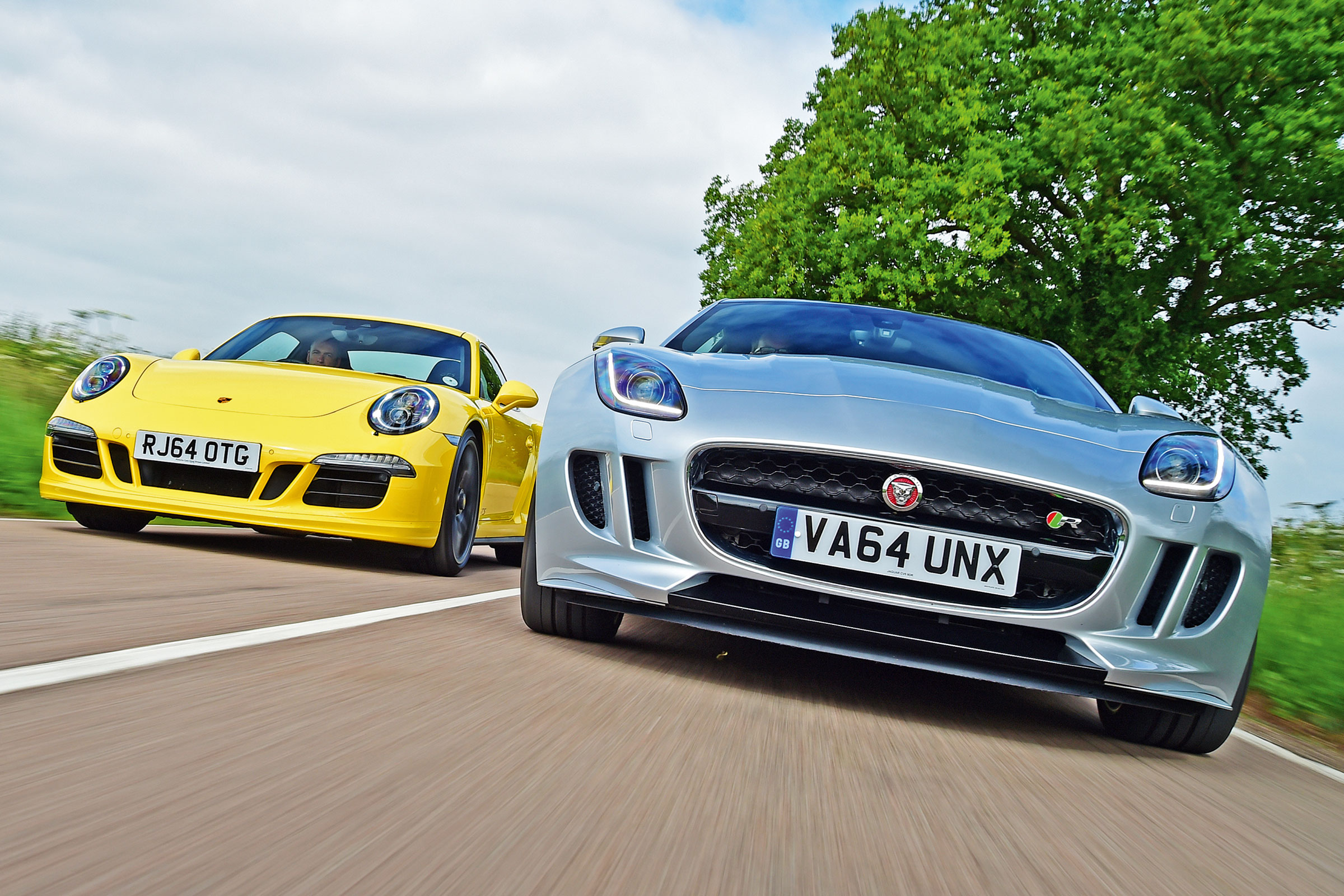 Jaguar F-Type R AWD vs Porsche 911 Carrera 4 GTS 