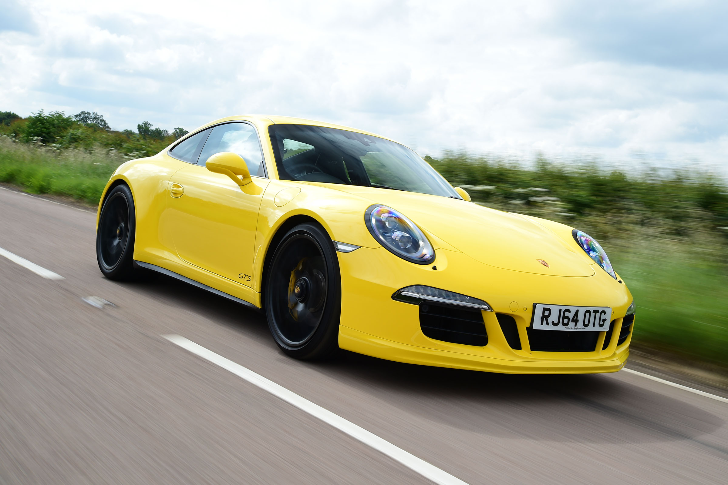 Porsche 911 Carrera 4 GTS - front tracking
