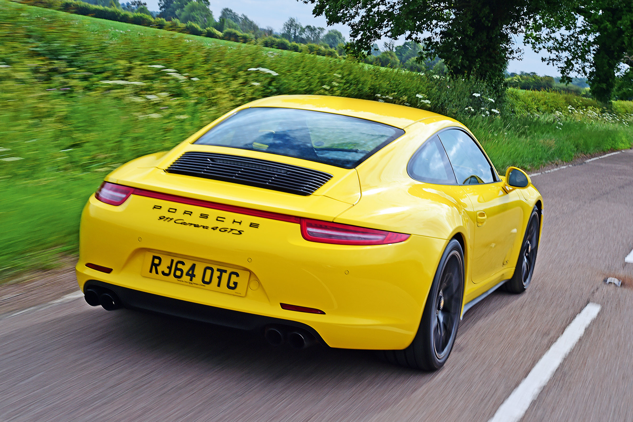 Porsche 911 Carrera 4 GTS - rear tracking