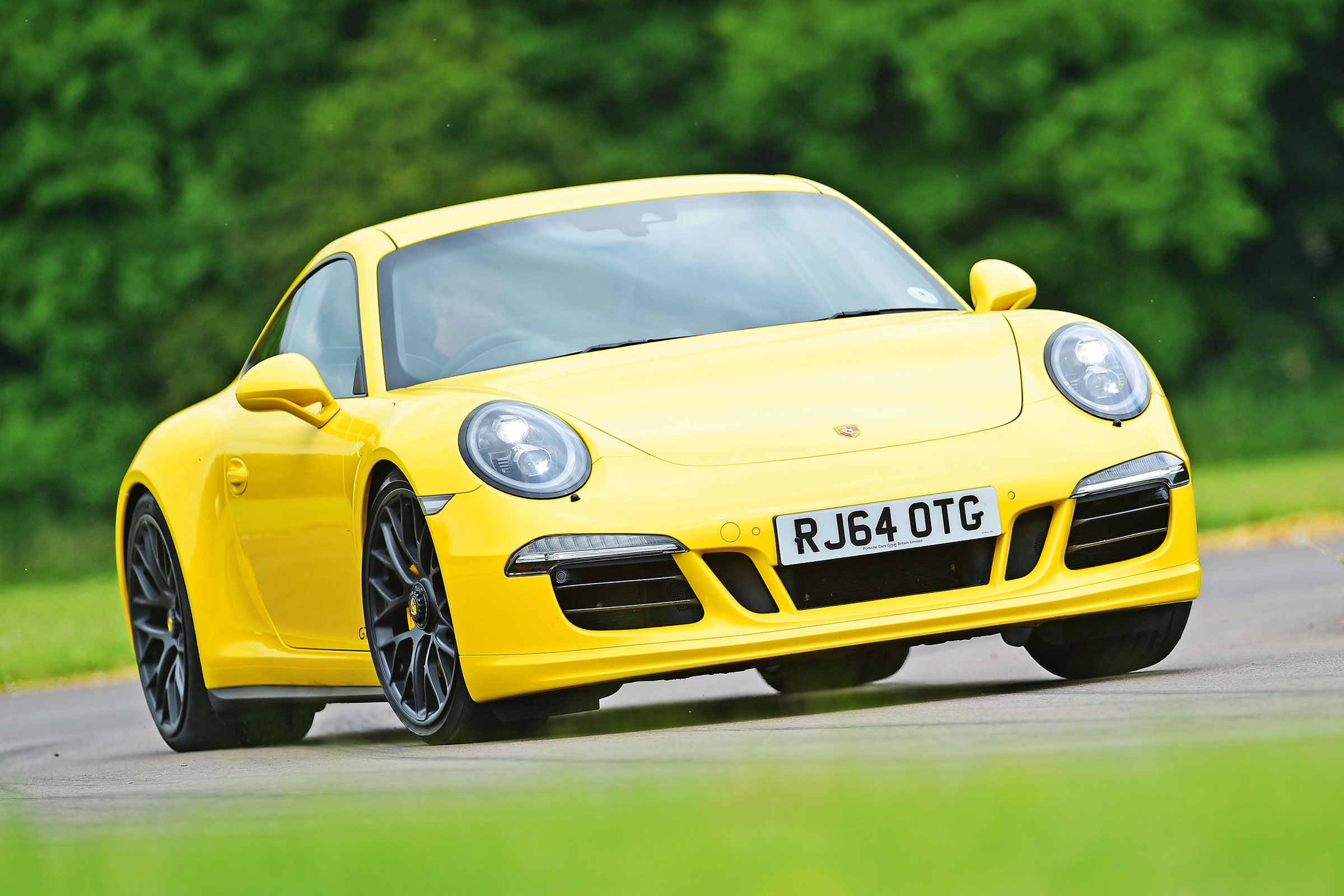 Porsche 911 Carrera 4 GTS - front cornering