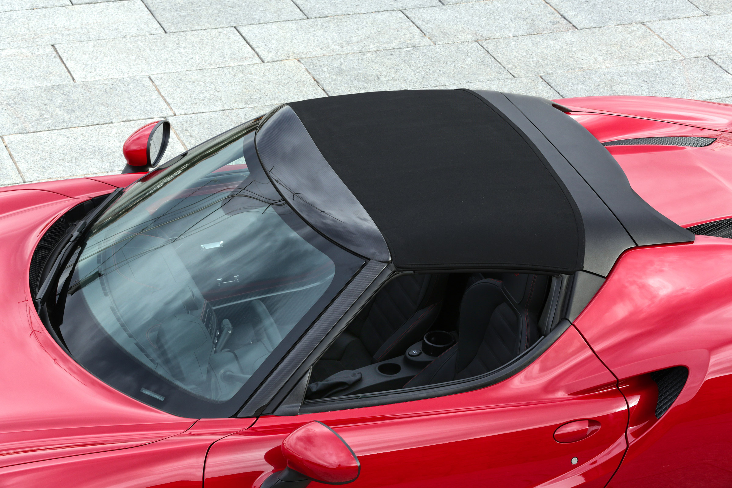 Alfa Romeo 4C Spider roof on