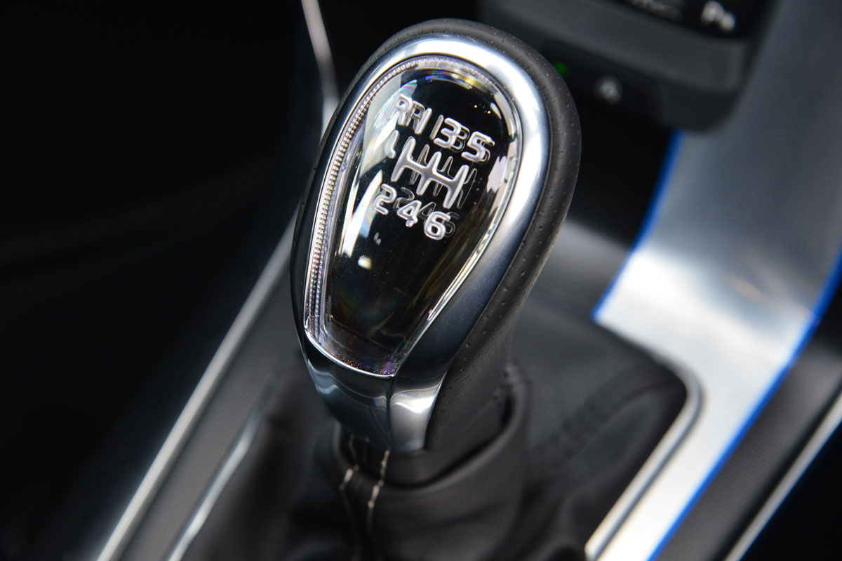 Volvo V40 R-Design gear knob detail