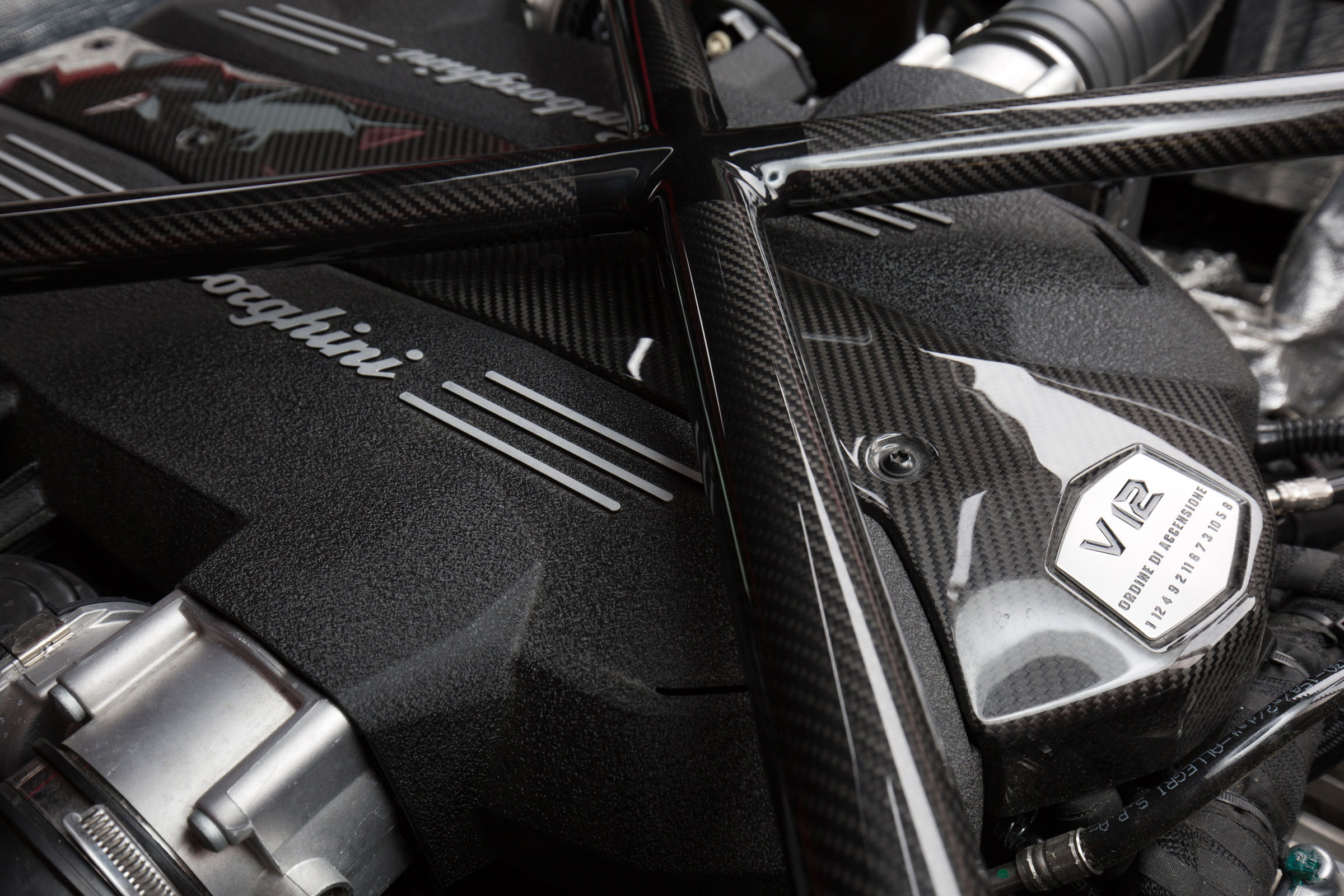 Lamborghini Aventador SV 2015 - engines